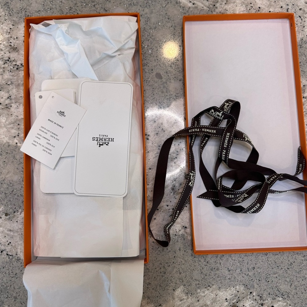 Hermes Soya Gloves in black with gold hardware size 70 - Picture 10 of 10